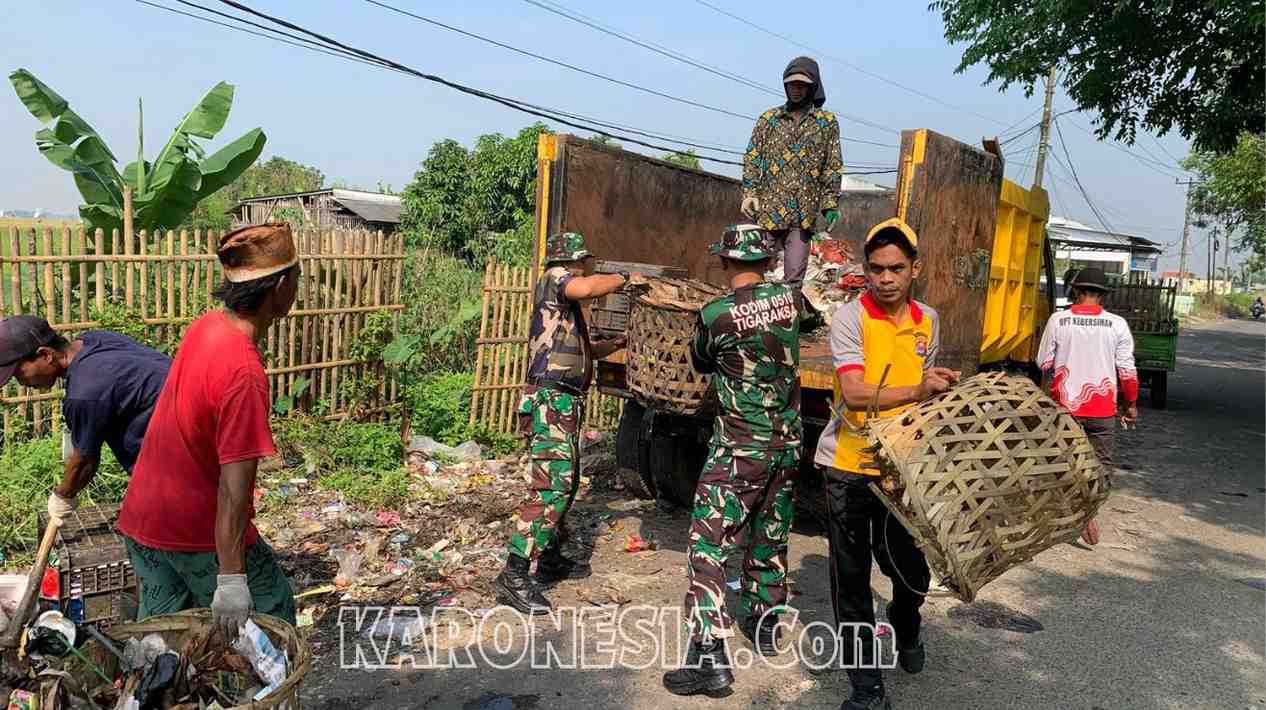 Koramil Kronjo Gelar Aksi Bersih Pasar Bersama Warga dan Polri
