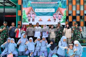 Danramil Pondok Aren Pantau Langsung Distribusi Makanan Bergizi Presiden