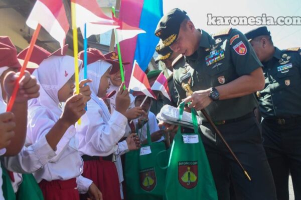Pangdam IV/Diponegoro Bagi 1.000 Sepatu Gratis di Sukoharjo