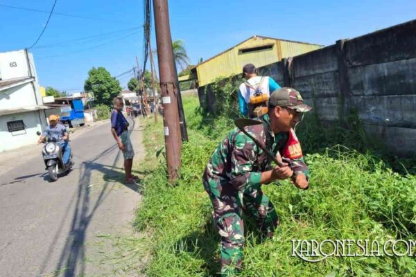 Babinsa Curug Gelar Karya Bakti Bersihkan Drainase bersama Warga