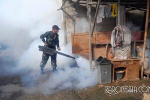 Cegah DBD, Koramil Babelan Dampingi Fogging di Kebalen