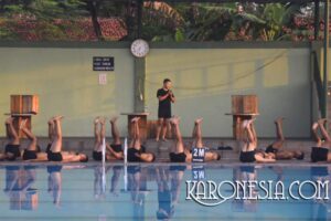 Prajurit Yonif 201/JY Asah Ketangkasan Air lewat Latihan Renang
