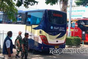 Babinsa Kranji Kawal Kedatangan Jamaah Haji Sukabumi