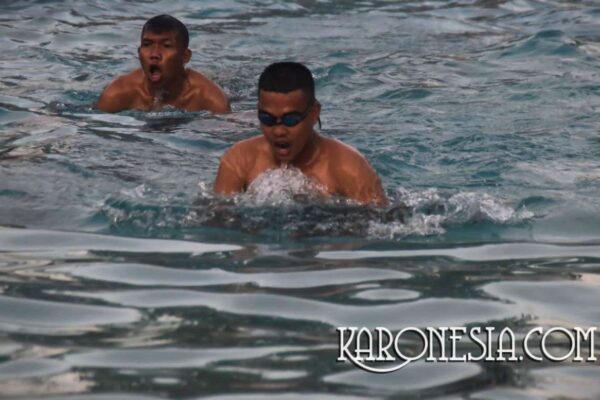 Latihan Renang Prajurit Yonif 201/JY Tingkatkan Fisik