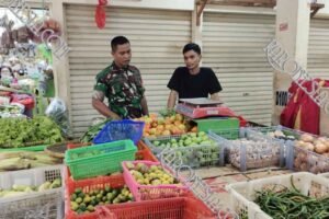 Babinsa Bekasi Sapa Pedagang Pasar, Pantau Harga Sembako