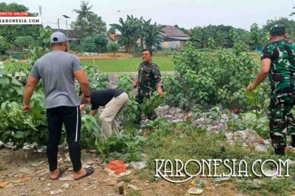 Serma Hamdani Pimpin Karbak Bersihkan Rumput dan Saluran Air
