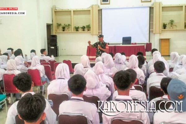 Babinsa Teluk Pucung Dampingi Siswa Simulasi Kunjungan Mensos RI