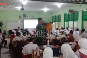 Babinsa Koramil Cempaka Putih Tanamkan Bela Negara di MPLS