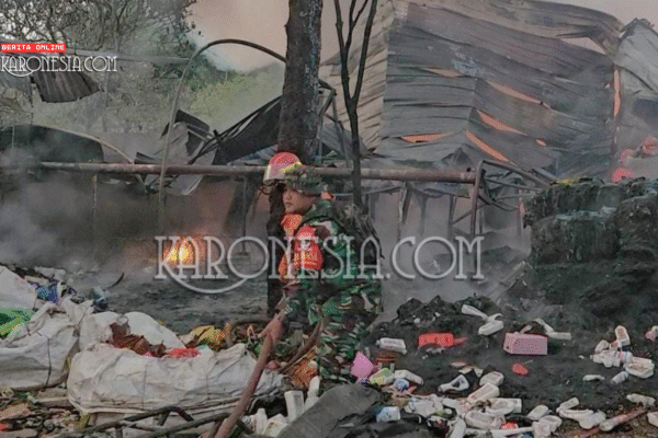 Sigap! Babinsa Jatiraden dan Damkar Jinakkan Kobaran Api Bekasi