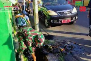 Cegah Banjir! Babinsa dan Linmas Bumiayu Guyur Bersihkan Saluran Air