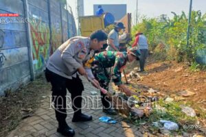 Babinsa Bersihkan Sampah Demi Lingkungan Sehat dan Nyaman