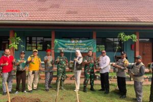 Kolaborasi Babinsa TMMD 125 Bekasi Tanam 82 Pohon Produktif