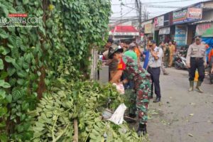 Koramil 02 Pondok Gede Gerakkan 92 Personel Bersihkan Kali Harun