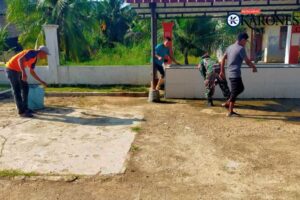 TNI dan Warga Mane Kawan Gotong Royong Jaga Kebersihan Menasah