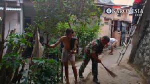 Karya Bhakti Babinsa Cibodas Bersama Warga Bersihkan Jalan dan Perbaiki Lampu