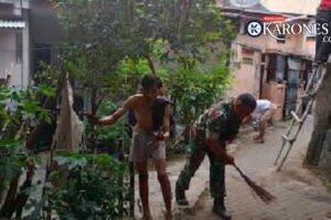 Karya Bhakti Babinsa Cibodas Bersama Warga Bersihkan Jalan dan Perbaiki Lampu