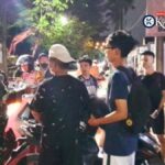 Babinsa Koramil 03/Teluk Pucung berdoalog dnegan warga saat melaksanakan patroli malam di Harapan Jaya, Bekasi Utara.(Dok.Pendim 0507/Kota Bekasi)