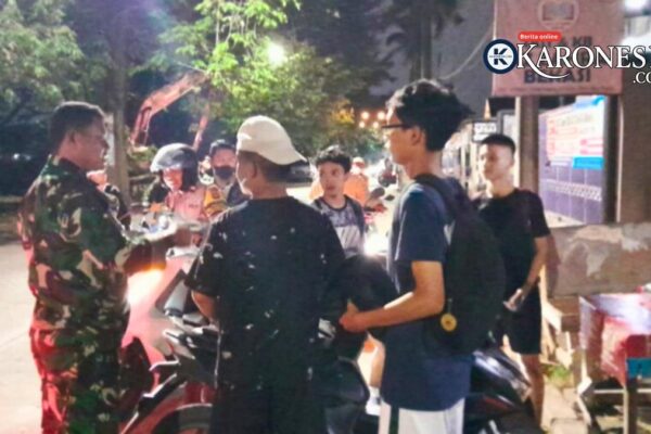 Babinsa Koramil 03/Teluk Pucung berdoalog dnegan warga saat melaksanakan patroli malam di Harapan Jaya, Bekasi Utara.(Dok.Pendim 0507/Kota Bekasi)