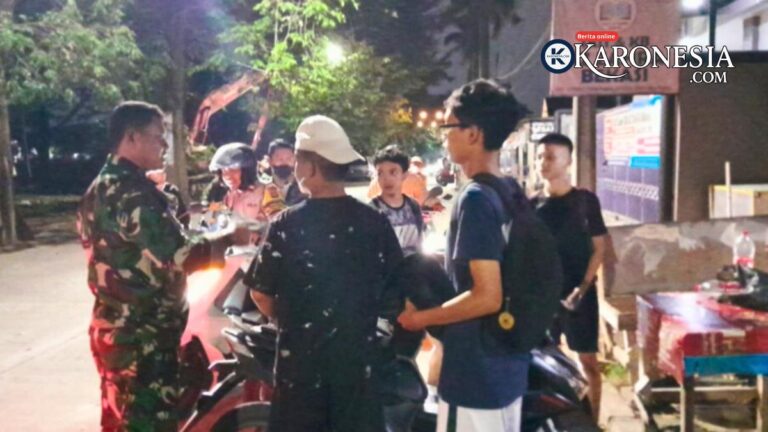 Babinsa Koramil 03/Teluk Pucung berdoalog dnegan warga saat melaksanakan patroli malam di Harapan Jaya, Bekasi Utara.(Dok.Pendim 0507/Kota Bekasi)