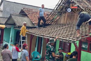 Bina Gotong Royong, Serka Usman Pimpin Bongkar Atap Rumah Warga Curug