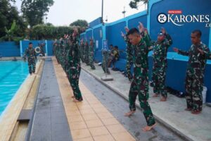 Prajurit Brigif 1/Jaya Sakti Asah Ketahanan Lewat Latihan Renang Militer