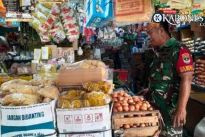 Babinsa Bekasi Rutin Cek Harga Sembako di Pasar Tradisional