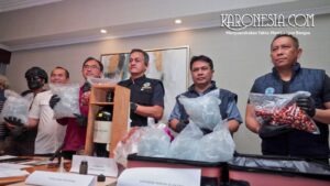 Petugas gabungan BNN dan Bea Cukai menunjukkan barang bukti hasil penggerebekan laboratorium narkotika vape klandestin, termasuk ribuan cartridge vape dan cairan etomidate.