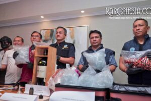 Petugas gabungan BNN dan Bea Cukai menunjukkan barang bukti hasil penggerebekan laboratorium narkotika vape klandestin, termasuk ribuan cartridge vape dan cairan etomidate.