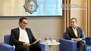 Kepala BNN RI Suyudi Ario Seto berdiskusi dengan Direktur CNB Singapura Sebastian Tan.