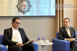 Kepala BNN RI Suyudi Ario Seto berdiskusi dengan Direktur CNB Singapura Sebastian Tan.