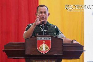 Pangdam IV/Diponegoro Mayjen TNI Achiruddin memberikan arahan di podium Yonkav 2/TC.