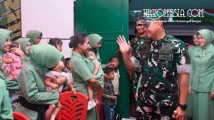 Pangdam IV/Diponegoro menyapa ibu-ibu Persit dan anak-anak prajurit di Ambarawa.