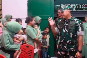 Pangdam IV/Diponegoro menyapa ibu-ibu Persit dan anak-anak prajurit di Ambarawa.