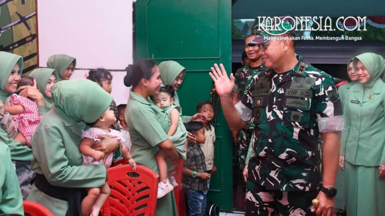 Pangdam IV/Diponegoro menyapa ibu-ibu Persit dan anak-anak prajurit di Ambarawa.