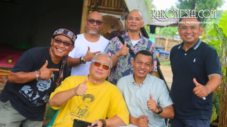 Dick Doank bersama pengurus Yayasan Historia Tangsel dalam acara Historia The Series Part 8 di Tangerang Selatan.