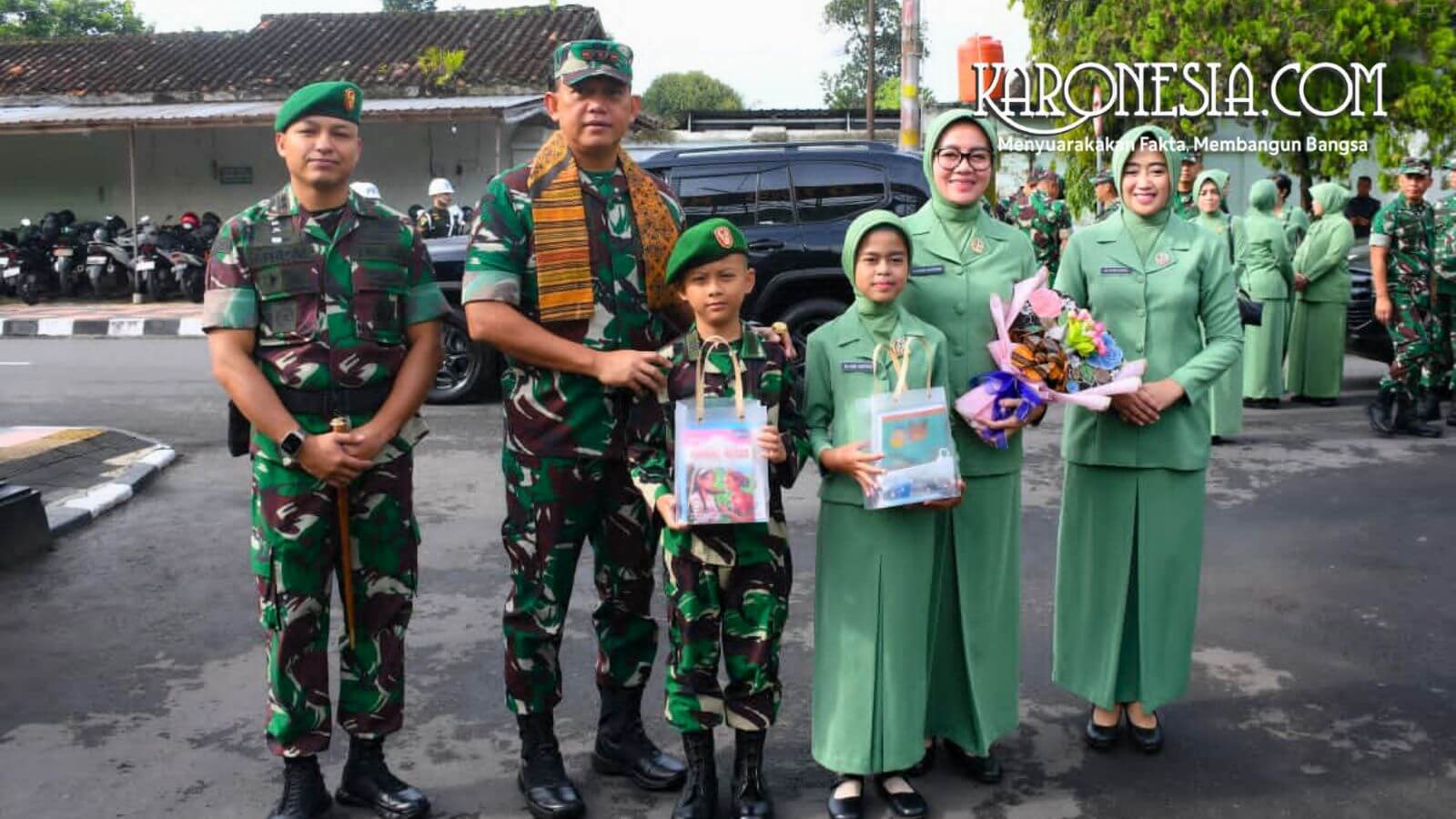 Pangdam IV/Diponegoro dan Ketua Persit foto bersama anak-anak prajurit yang berprestasi.