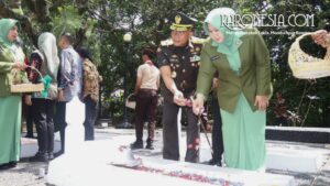 Danrem 052 Wkr Brigjen TNI Faizal Rizal melakukan prosesi tabur bunga di TMP Taruna Tangerang.