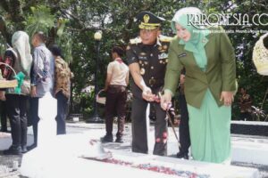 Danrem 052 Wkr Brigjen TNI Faizal Rizal melakukan prosesi tabur bunga di TMP Taruna Tangerang.