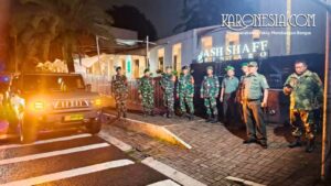 Personil TNI Kodim 0506/Tgr dan Komduk saat melaksanakan patroli malam di Tangerang.