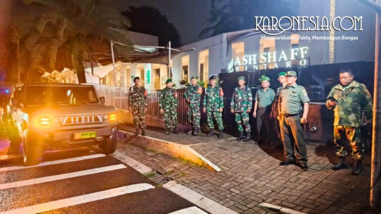 Personil TNI Kodim 0506/Tgr dan Komduk saat melaksanakan patroli malam di Tangerang.