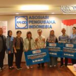 Penyerahan simbolis beasiswa APINDO dan CCEP Indonesia untuk mahasiswa terdampak bencana di Sumatera.