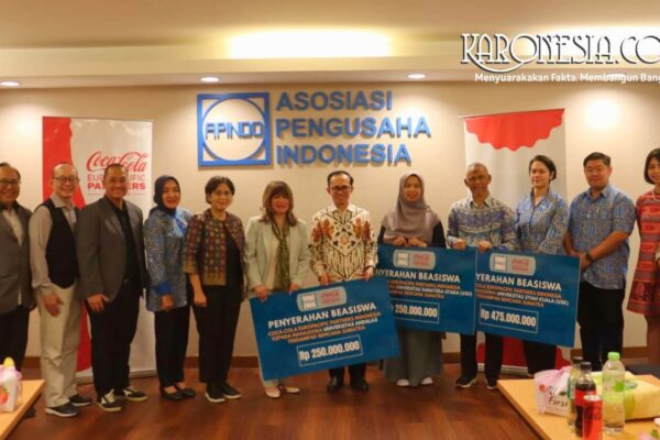 Penyerahan simbolis beasiswa APINDO dan CCEP Indonesia untuk mahasiswa terdampak bencana di Sumatera.