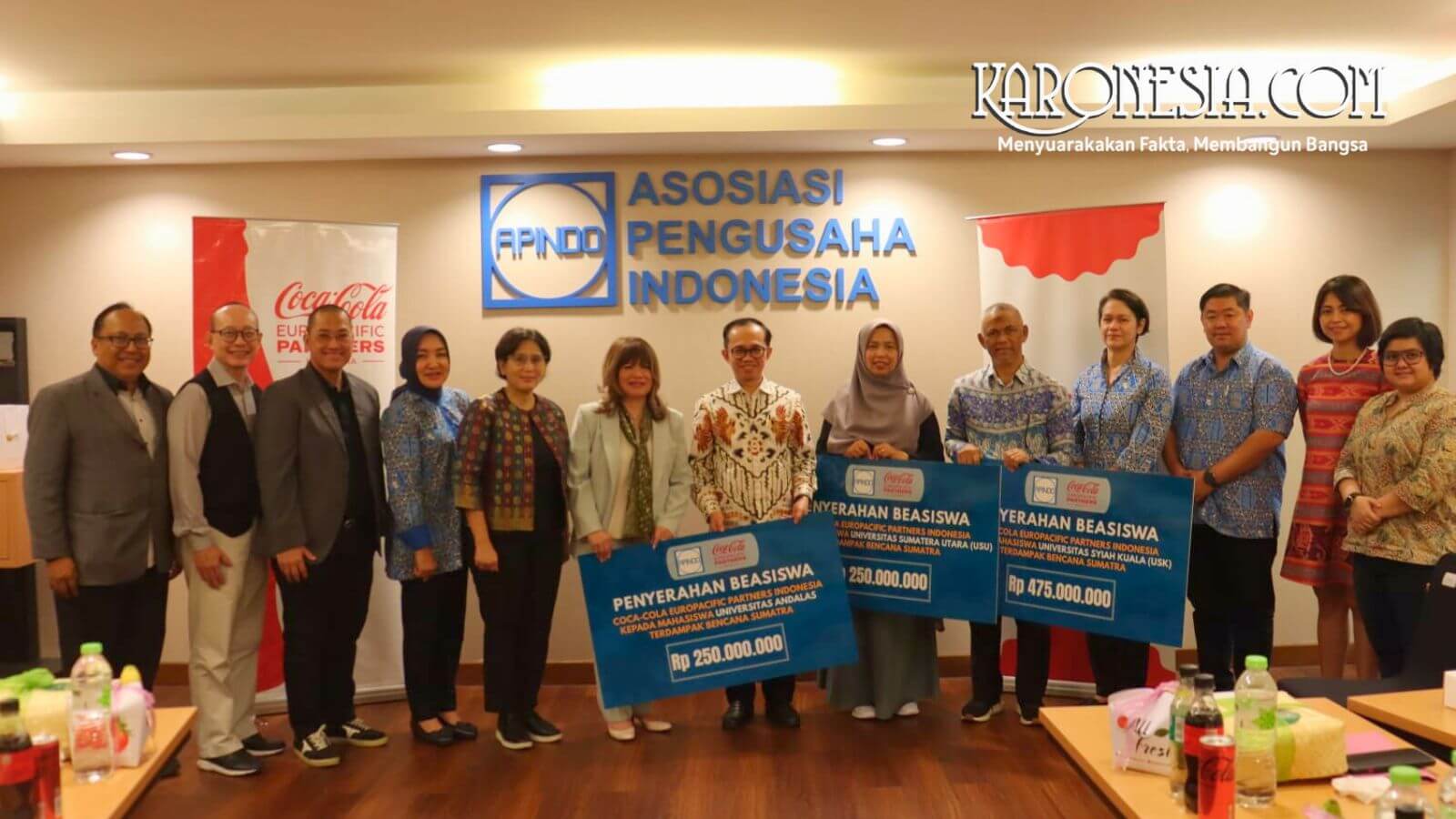 Penyerahan simbolis beasiswa APINDO dan CCEP Indonesia untuk mahasiswa terdampak bencana di Sumatera.