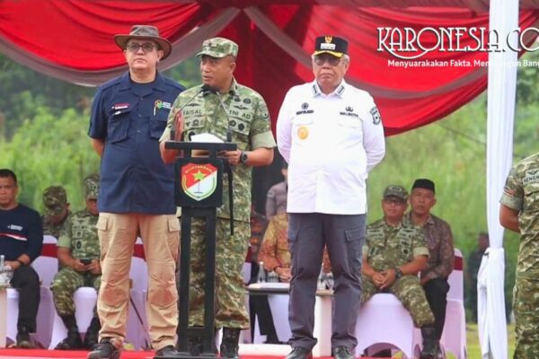 Danrem 052 Wijayakrama memberikan arahan saat apel gelar pasukan aksi bersih lingkungan di Tangsel.