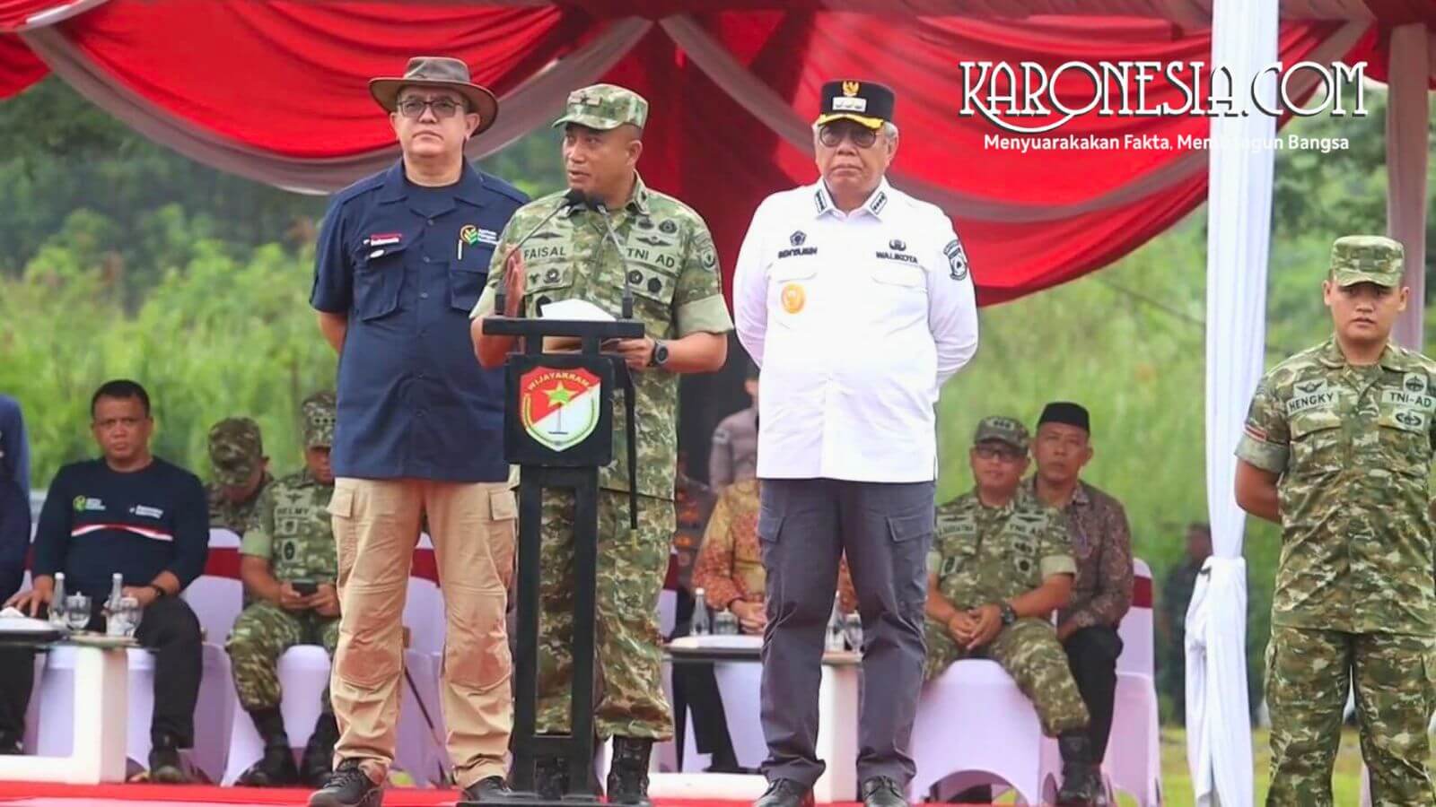 Danrem 052 Wijayakrama memberikan arahan saat apel gelar pasukan aksi bersih lingkungan di Tangsel.