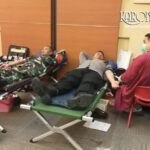 Personel TNI dan polisi mengikuti kegiatan donor darah triwulanan di RS Ciputra Hospital Citra Raya Kabupaten Tangerang.