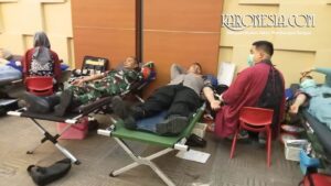 Personel TNI dan polisi mengikuti kegiatan donor darah triwulanan di RS Ciputra Hospital Citra Raya Kabupaten Tangerang.