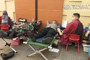 Personel TNI dan polisi mengikuti kegiatan donor darah triwulanan di RS Ciputra Hospital Citra Raya Kabupaten Tangerang.