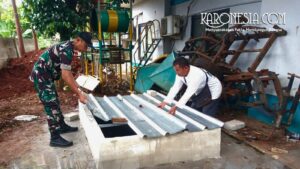 Anggota Koramil 07/Pondok Aren dan aparatur wilayah menyelesaikan pembuatan Lubang Teba Modern untuk pengelolaan sampah organik di Tangerang Selatan.
