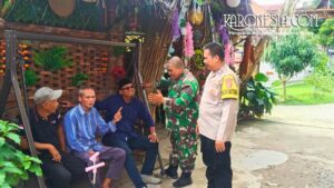 Babinsa dan Bhabinkamtibmas berdialog santai dengan warga Desa Bojong, Cikupa, terkait keamanan lingkungan.